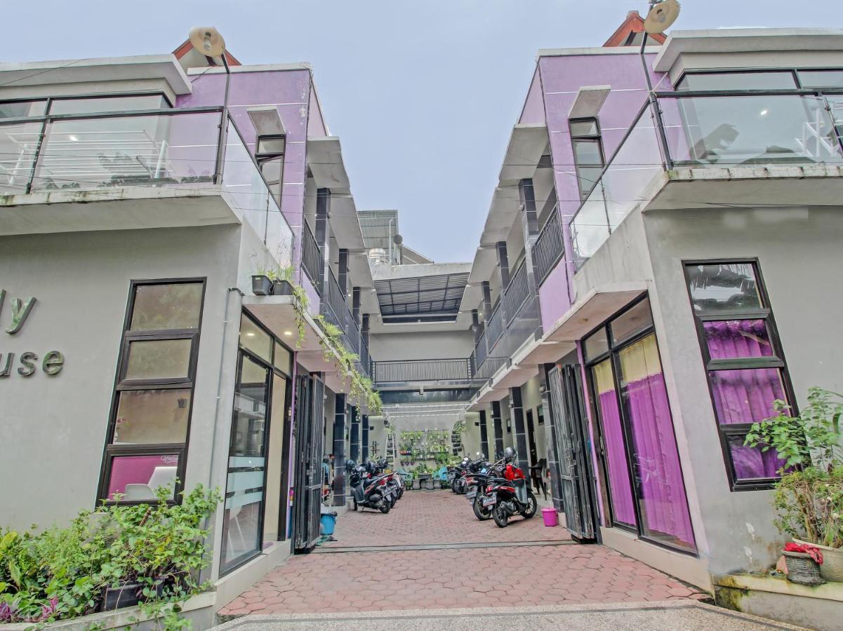 Super Oyo 91202 Family Guest House Syariah Tulungagung Exterior foto